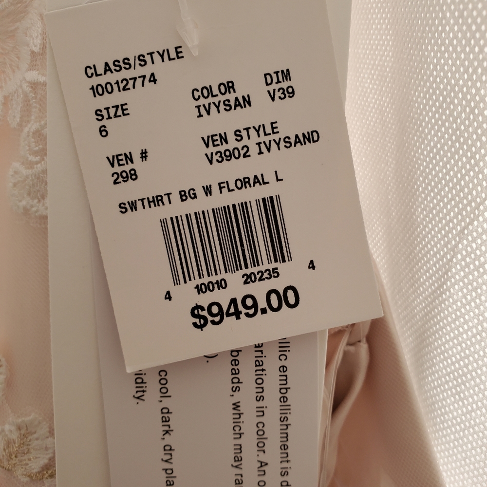 Wedding dress with matching veil - Picture 4 of 7